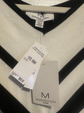 NWT Magaschoni Woman black-and-white chevron-striped V-neck pullover in size 1X